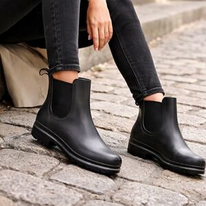 COUGAR  "STORM" Sleek Black Chealsea Ankle Boots / Size 7